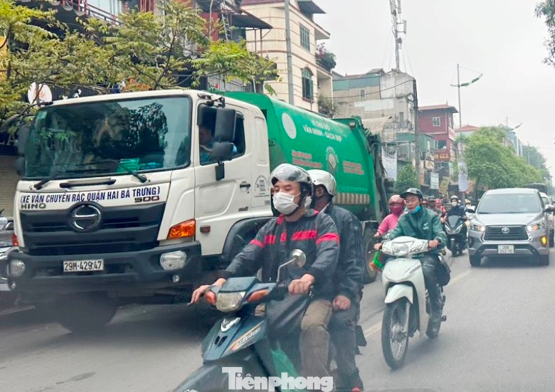 Sáng 12/4, xe chở rác có BKS 29M-42947 có in dòng chữ: “Xe vận chuyển rác quận Hà Bà Trưng” chiếm gần nửa lòng đường Lê Duẩn dẫn đến giao thông ùn tắc kéo dài cả hai chiều. Sáng 12/4, xe chở rác có BKS 29M-42947 có in dòng chữ: “Xe vận chuyển rác quận Hà Bà Trưng” chiếm gần nửa lòng đường Lê Duẩn dẫn đến giao thông ùn tắc kéo dài cả hai chiều.