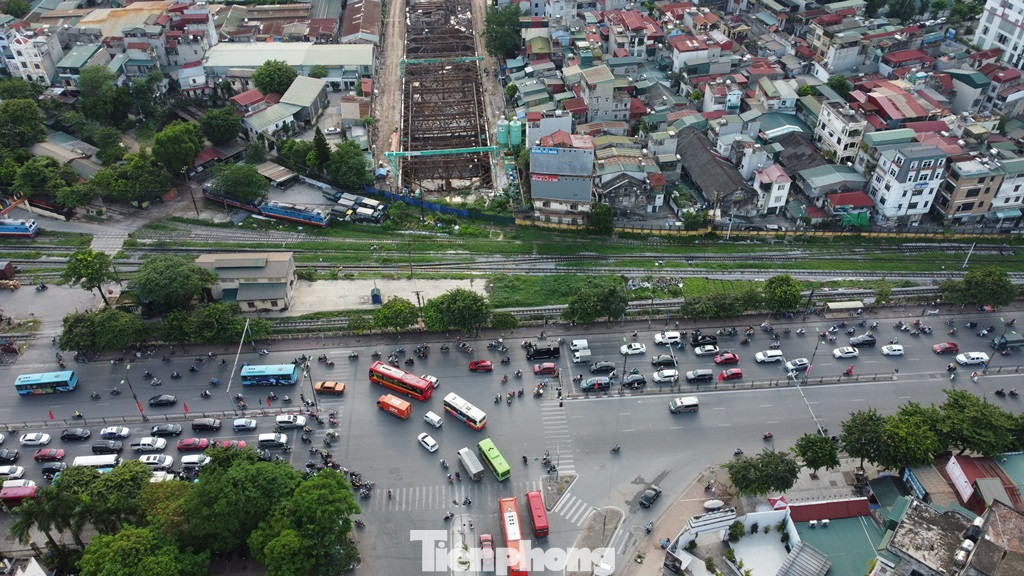 Sau khi hầm xây xong và thông xe, toàn bộ xe đi từ Kim Đồng sang Định Công hoặc ngược lại xe không phải rẽ ra đường Giải Phóng, đi vòng xa mà đi qua hầm chui.