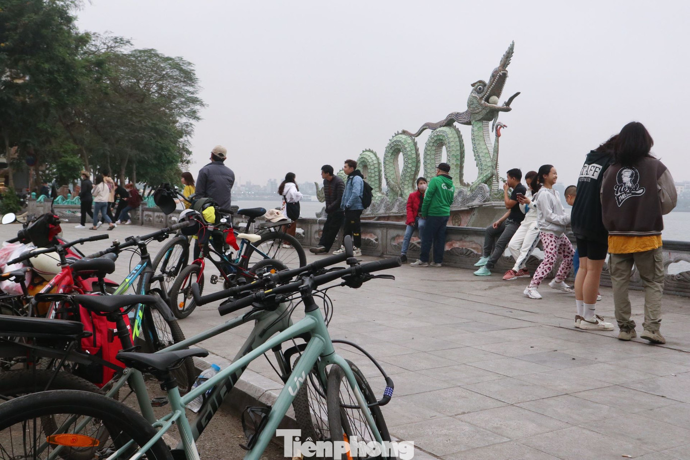 Hồ Tây vốn luôn là địa điểm thu hút giới trẻ với nhiều dịch vụ vui chơi, trải nghiệm hấp dẫn. Với không gian rộng rãi, không khí trong lành, nơi đây ngày càng đa dạng dịch vụ được phát triển, đặc biệt là dịch vụ cho thuê xe đạp.