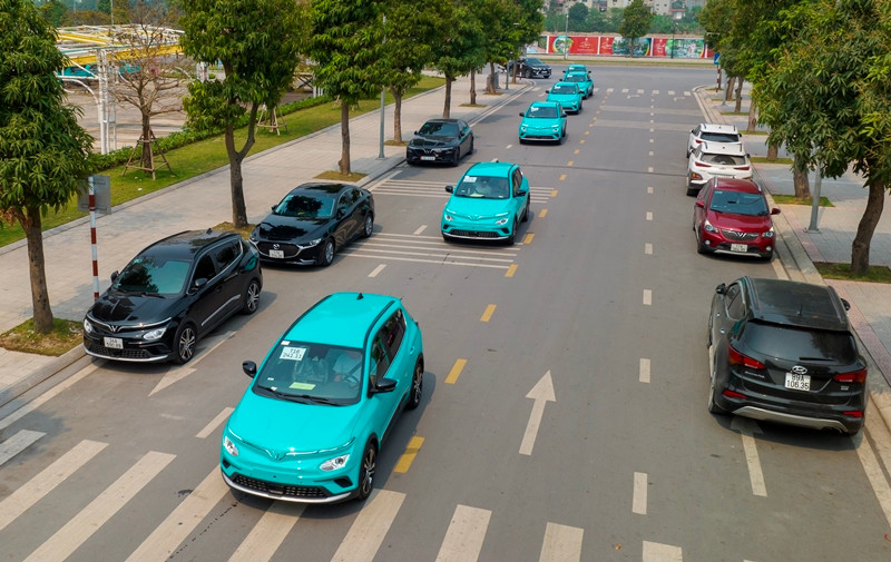 Xe điện được sơn đồng màu để chạy taxi vừa được GSM đưa từ Hải Phòng về Hà Nội.