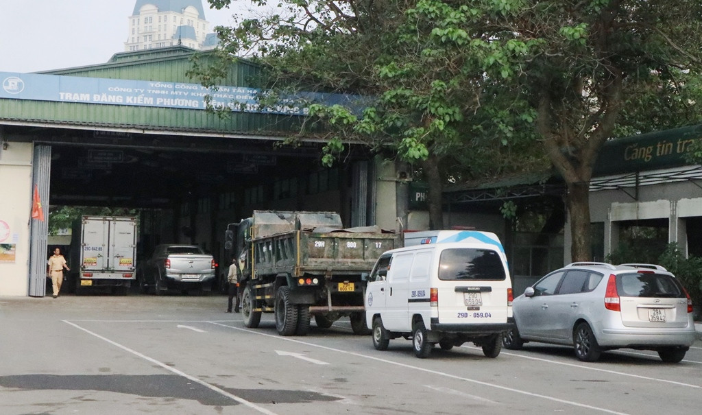 Hoạt động đăng kiểm tại Trung tâm đăng kiểm số 2903S - Mỹ Đình (Nam Từ Liêm) những ngày qua. Ảnh: Phùng Linh. Hoạt động đăng kiểm tại Trung tâm đăng kiểm số 2903S - Mỹ Đình (Nam Từ Liêm) những ngày qua. Ảnh: Phùng Linh.