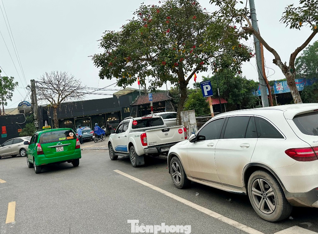 Tương tự, trên các tuyến đường dẫn vào Phủ Tây Hồ, mặc dù giấy phép đã hết nhưng các cột biển báo thông báo điểm trông xe vẫn còn nên nhiều chủ xe vẫn gửi xe và phải trả giá cao ở đây.