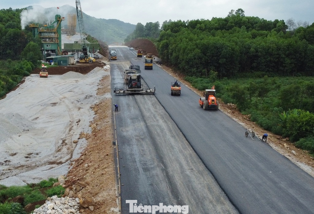 Với mặt cắt ở giai đoạn một rộng 17 mét, tương đương 4 làn xe, mỗi chiều đường 2 làn, sau thông xe ô tô sẽ được chạy với tốc độ tối đa 80km/h.