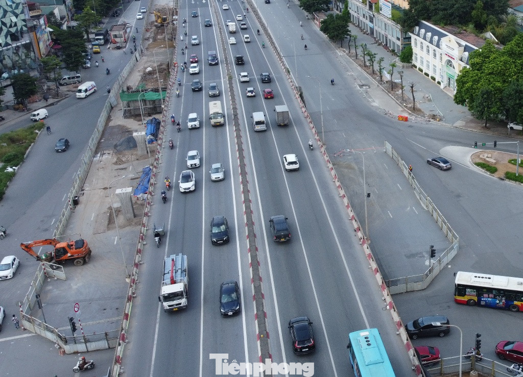 Với việc hàng rào tiếp tục đường lập và mở rộng phía đường Phạm Văn Đồng, nhiều ý kiến cho rằng, giao thông trong những ngày tới tại nút giao Mai Dịch tiếp tục phức tạp, ùn ứ.