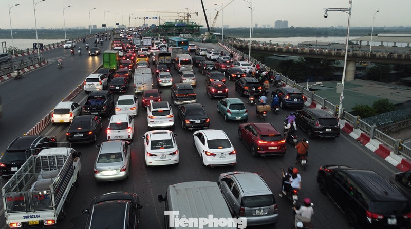 Thậm chí trước dịp nghỉ lễ 30/4 và 1/5 vừa qua, chiều nội thành - Long Biên trên cầu ùn tắc kéo dài từ sáng đến đêm.