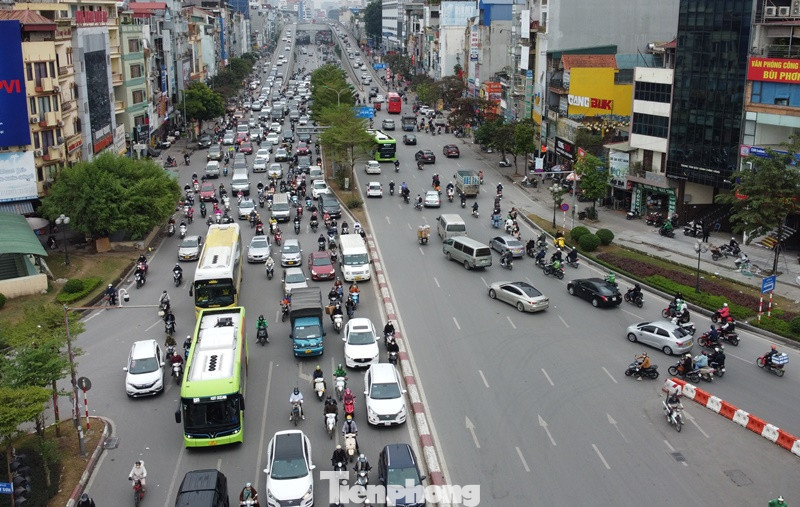 Hiện toàn bộ phương tiện đi từ đường Láng, cấm rẽ trái để di chuyển sang đường Tây Sơn. Với hành trình này, để sang Tây Sơn, phương tiện phải đi quá sang đường Trường Chinh khoảng 750 mét để quay đầu, tiếp cận đường Tây Sơn.