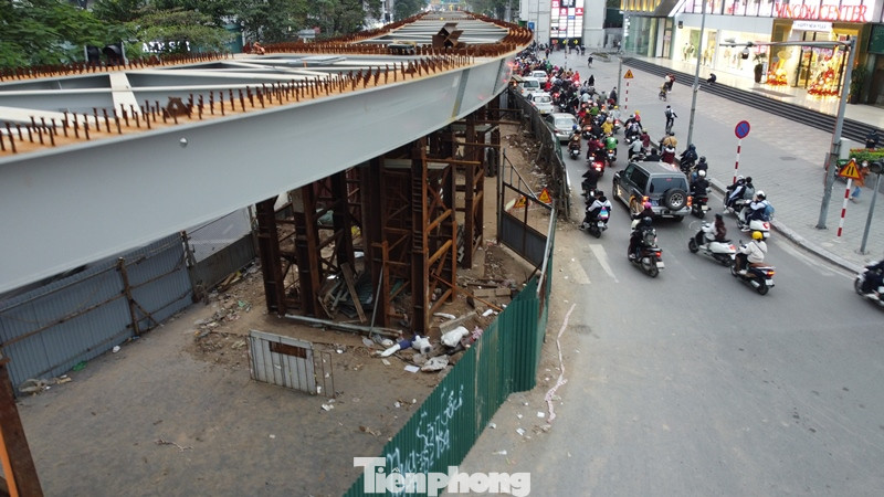 Về tình hình thi công, hiện các dầm thép đã được các đơn thị thi công lắp đặt xong theo chiều dài cầu là 320 mét, đỡ các dầm thép hiện tại là các trụ thép bản lớn.