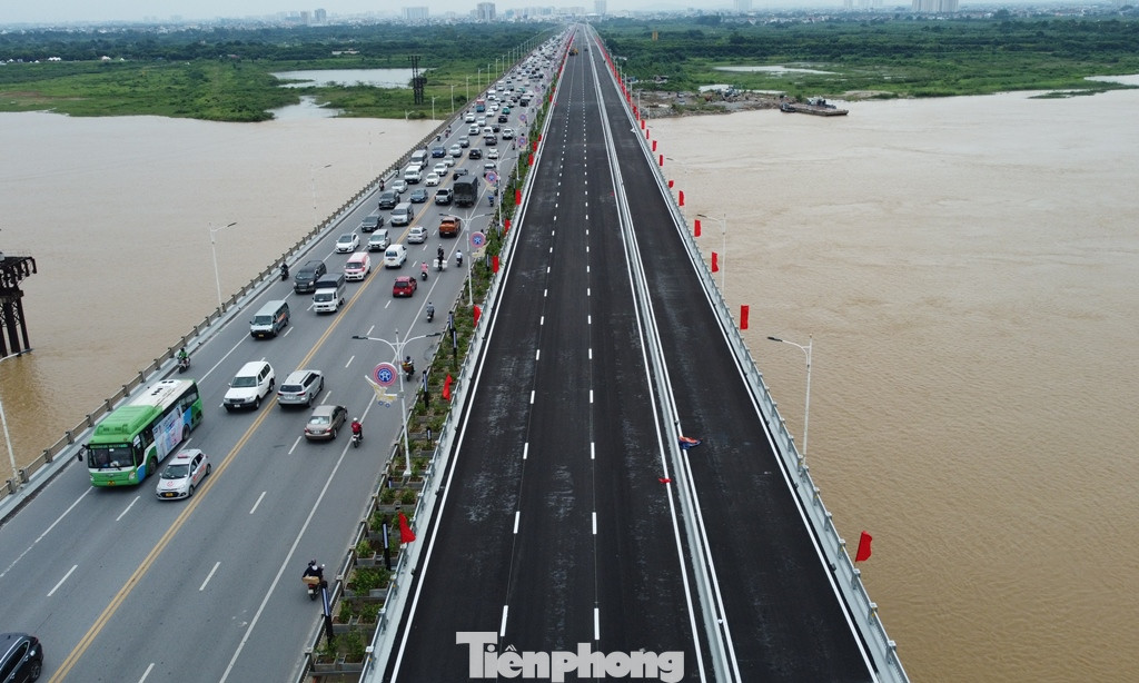 Toàn bộ mặt cầu từ nội thành sang Long Biên đã thảm bê tông nhựa mới đen nhánh. Toàn bộ mặt cầu từ nội thành sang Long Biên đã thảm bê tông nhựa mới đen nhánh.