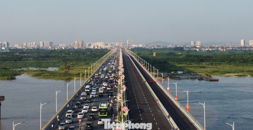 Trong khi đó các làn đường ở bên cầu cũ chen chúc xe qua lại, ùn tắc kéo dài thì ở phía đầu cầu.