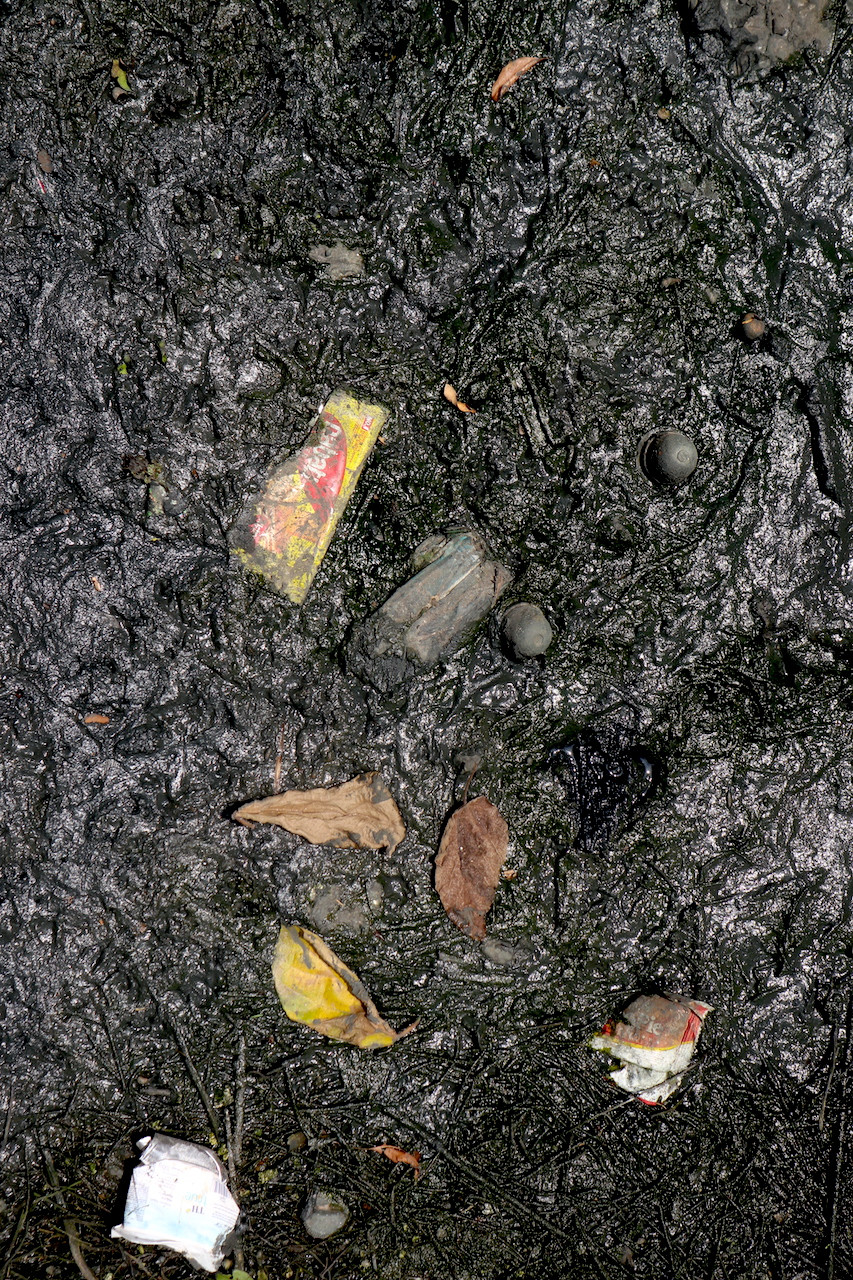 Các hộ sản xuất trực tiếp xả thải ra kênh ngay sau nhà máy khiến kênh rạch tại đây bị ô nhiễm nặng, nước biến màu đen đục, đóng keo.