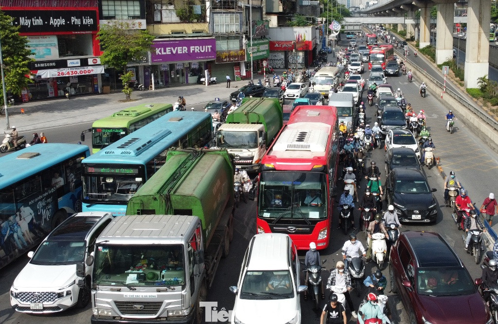 Giờ cao điểm trên đường Nguyễn Trãi đoạn từ nút giao Lương Thế Vinh - đến nút giao Thanh Xuân (Nguyễn Trãi - Khuất Duy Tiến) trong 2 ngày qua, mặc dù 8 hàng rào lô cốt thi công tại đây chưa dựng nhưng giao thông đã ùn tắc kéo dài. Giờ cao điểm trên đường Nguyễn Trãi đoạn từ nút giao Lương Thế Vinh - đến nút giao Thanh Xuân (Nguyễn Trãi - Khuất Duy Tiến) trong 2 ngày qua, mặc dù 8 hàng rào lô cốt thi công tại đây chưa dựng nhưng giao thông đã ùn tắc kéo dài.