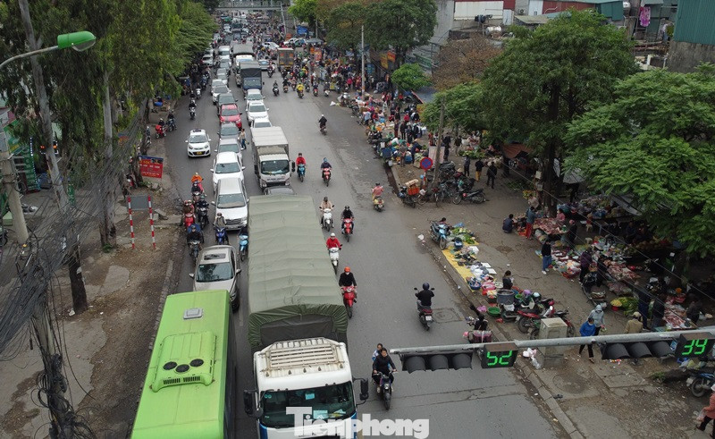 Ùn tắc kéo dài trên đường 70 đoạn giao với đường Chu Văn An vào sáng 29/3