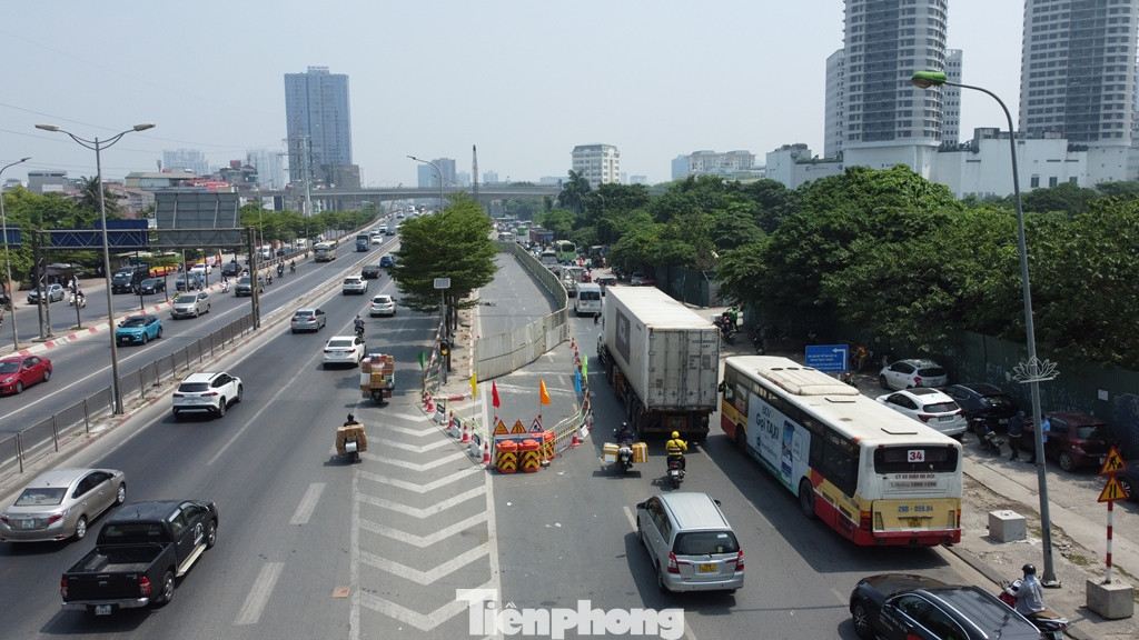 Mặc dù hàng rào đã dựng nhưng hiện chủ đầu tư chưa có phương án tổ chức giao thông, chưa cắm biển thông báo công trình, chưa có biển hướng dẫn giao thông ở hai đầu công trình theo quy định; dẫn đến giao thông 2 ngày qua ùn tắc kéo dài. Mặc dù hàng rào đã dựng nhưng hiện chủ đầu tư chưa có phương án tổ chức giao thông, chưa cắm biển thông báo công trình, chưa có biển hướng dẫn giao thông ở hai đầu công trình theo quy định; dẫn đến giao thông 2 ngày qua ùn tắc kéo dài.