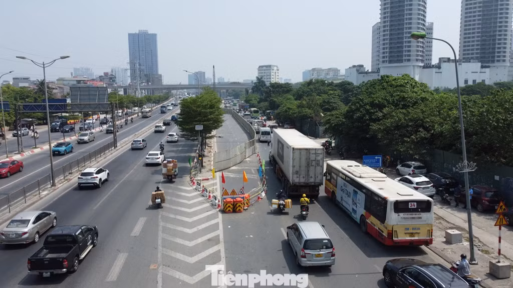 Mặc dù hàng rào đã dựng nhưng hiện chủ đầu tư chưa có phương án tổ chức giao thông, chưa cắm biển thông báo công trình, chưa có biển hướng dẫn giao thông ở hai đầu công trình theo quy định; dẫn đến giao thông 2 ngày qua ùn tắc kéo dài.