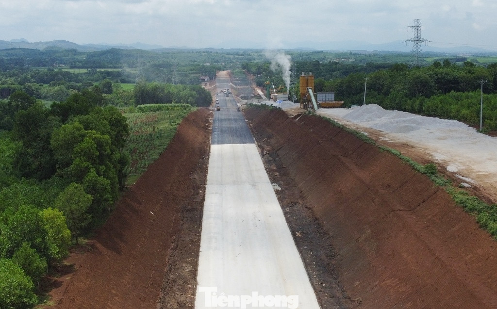 Dự án xẻ đôi một quả núi đất để mở đường cao tốc chạy qua tại đoạn giáp ranh giữa huyện Nông Cống và thị xã Nghi Sơn, Thanh Hóa.