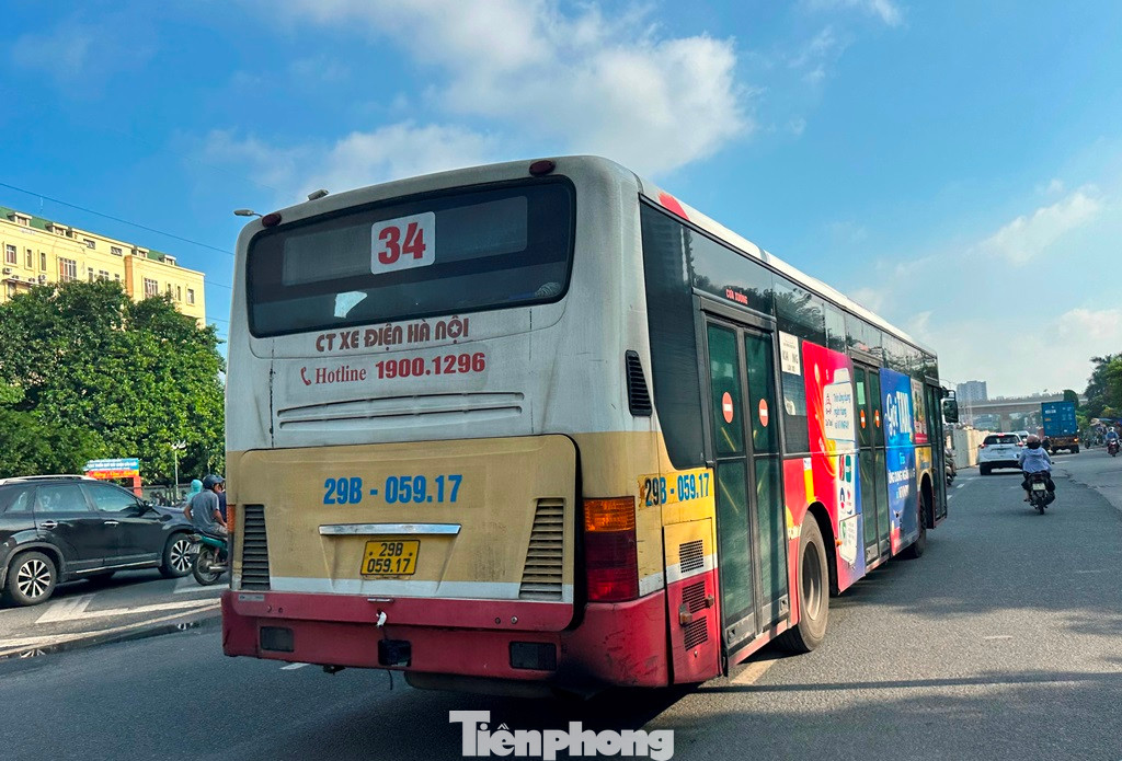 Thậm chí xe khách, xe buýt cũng vô tư đi dưới nút giao.