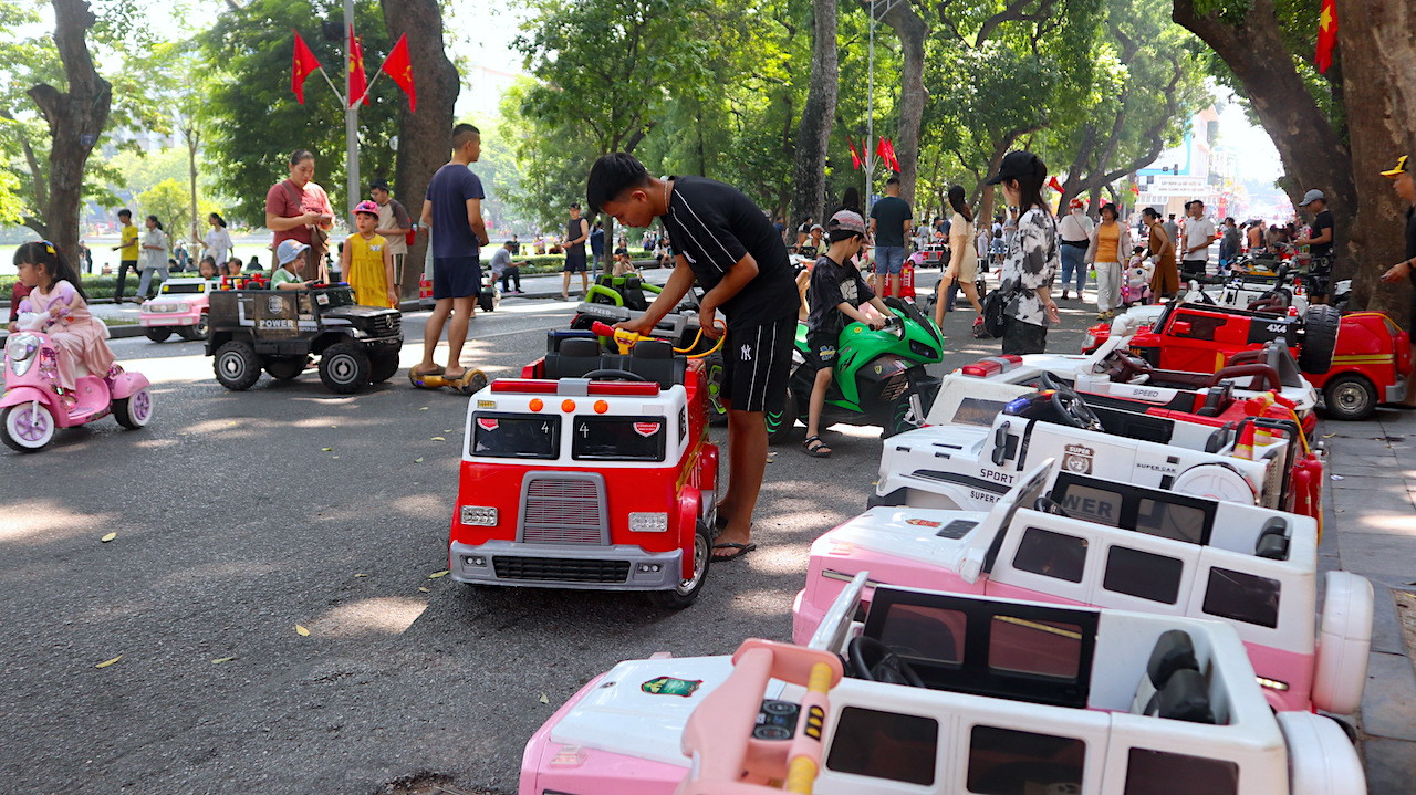 Kỳ nghỉ lễ kéo dài 4 ngày, lượng khách tăng gấp đôi so với ngày thường, nhiều người mở dịch vụ cho trẻ em thường phải làm 11 tiếng từ 7 giờ sáng tới 12 giờ đêm