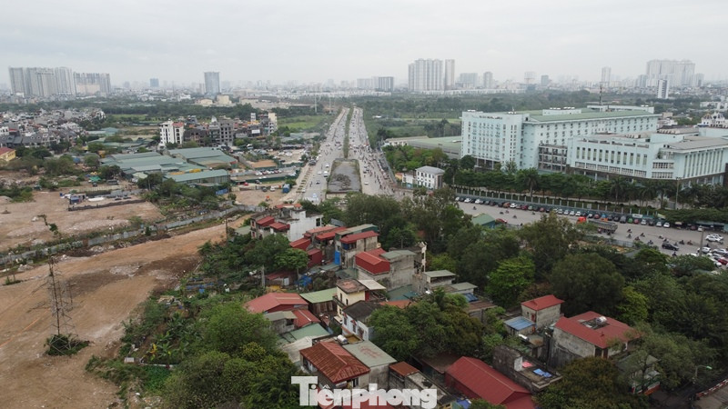 Ở giữa nút giao mặt bằng mới chỉ giải phóng được khoảng 1/3, còn lại là nhiều nhà xưởng, nhà dân tại huyện Thanh Trì vẫn chưa giải phóng xong.