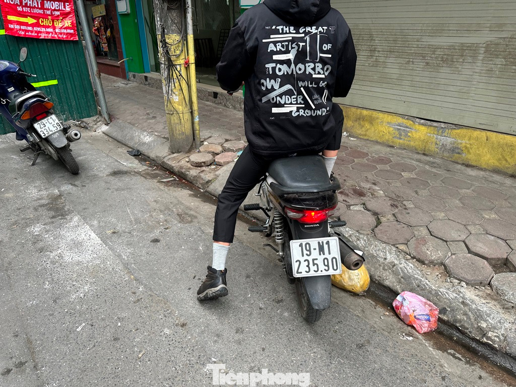 Tuy buộc xe máy, xe đạp phải leo lên vỉa hè để đi lại nhưng chủ đầu tư, nhà thầu không hề hạ thấp, đắp gờ để xe máy, xe đạp đi dưới đường dễ tiếp cận vỉa hè.