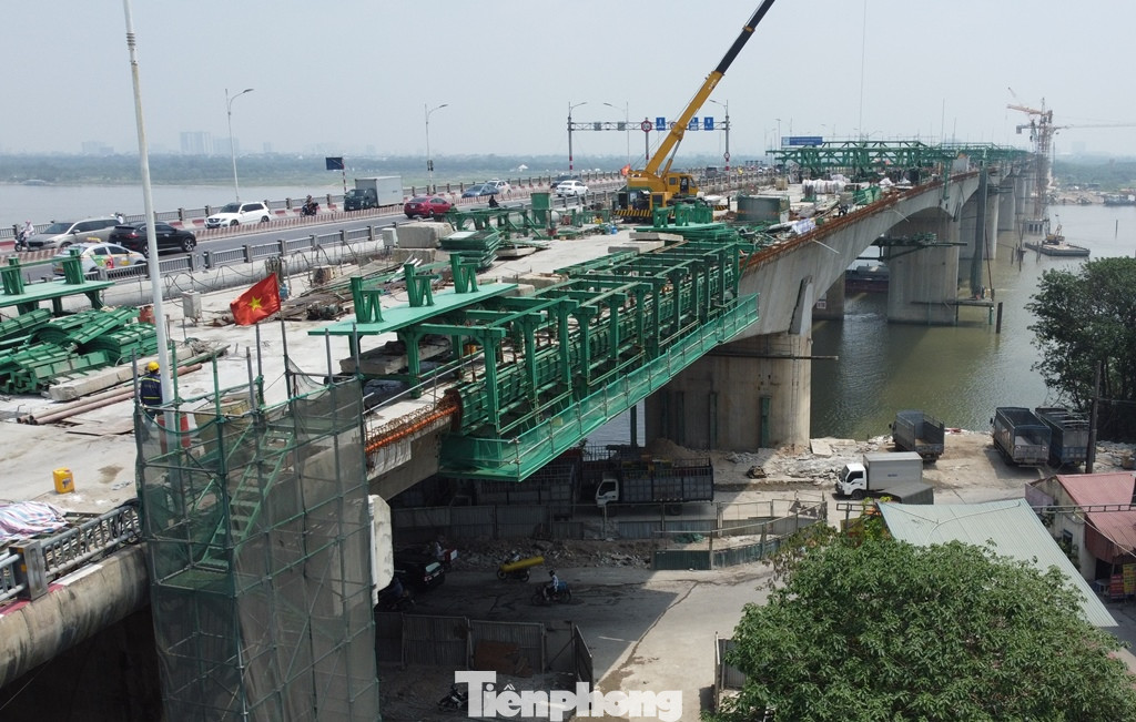 Sau khi hợp long, hoàn thành việc xây lắp, các đơn vị thi công sẽ chuyển sang giai đoạn hoàn thiện cầu, trong đó có đúc, dựng bờ lan can, thảm nhựa mặt cầu, lắp đặt hệ thống chiếu sáng, đảm bảo giao thông...