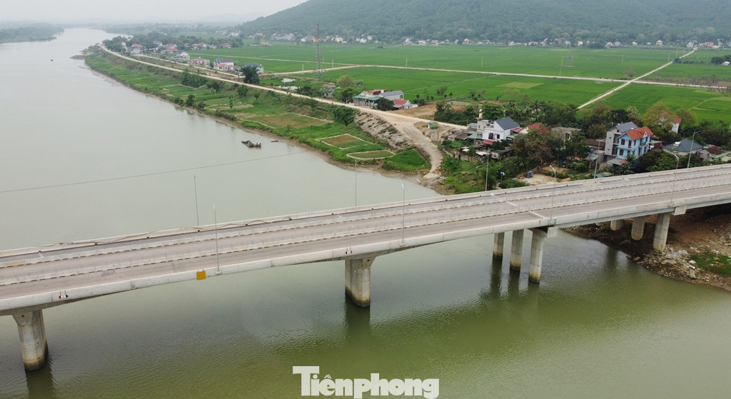 Cầu có chiều dài trên 470m, rộng 23,5m (gồm 4 làn xe cao tốc có dải phân cách giữa); có làn xe hỗn hợp dân sinh, cầu nằm trên gói thầu số 13 (13-XL), tổng mức đầu tư cầu là hơn 220 tỷ đồng. Cầu có chiều dài trên 470m, rộng 23,5m (gồm 4 làn xe cao tốc có dải phân cách giữa); có làn xe hỗn hợp dân sinh, cầu nằm trên gói thầu số 13 (13-XL), tổng mức đầu tư cầu là hơn 220 tỷ đồng.