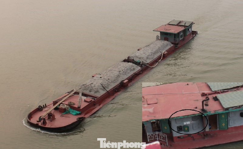 Ngoài danh sách trên, phóng viên còn ghi nhận nhiều tàu chở cát có dấu hiệu quá tải trên sông Hồng (Hà Nội) còn xóa, che bớt biển kiểm soát (ảnh nhỏ) để tránh sự giám sát của người dân, lực lượng chức năng.