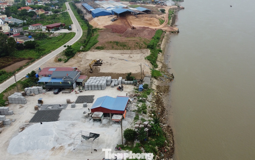 Ngoài hệ thống nhà xưởng, một phần phạm vi bảo vệ đê và hành lang thoát lũ sông Hồng đoạn qua thị trấn Ngô Đồng do Cty cổ phần An Đông quản lý cũng đang bị biến thành bãi chứa đất đất, vật liệu xây dựng và làm nhà ở.