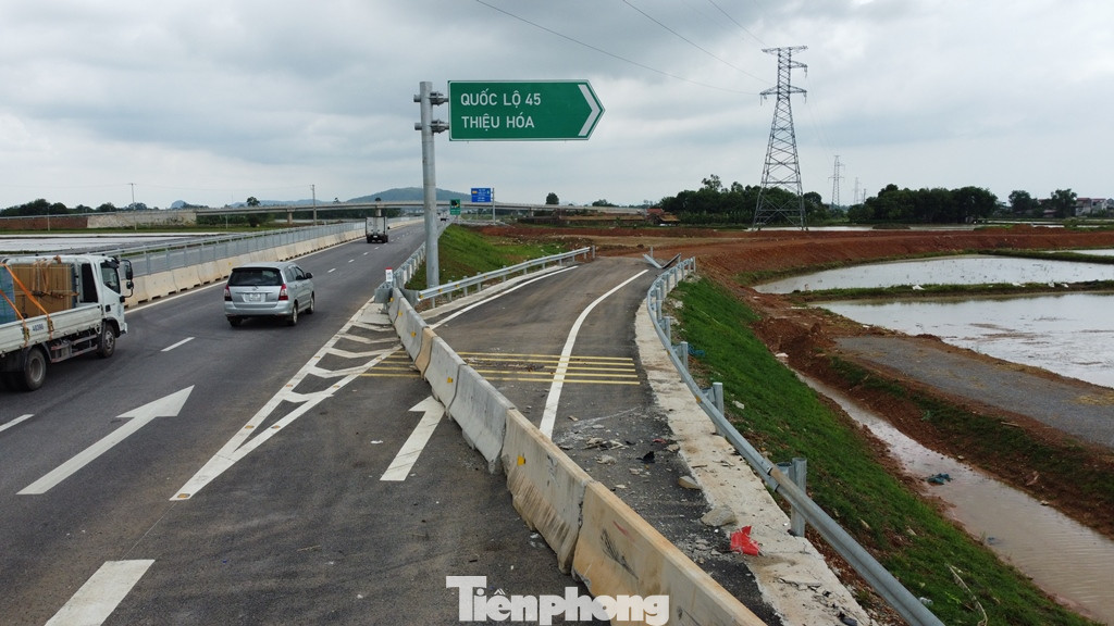 Tại nút giao Thiệu Giang có biển báo và đường dẫn ra khỏi cao tốc để đi về phía QL45, thị trấn Thiệu Hoá, nhưng khi nhiều chủ xe tiếp cận đã bị chặn bởi những phiến bê tông thế này.