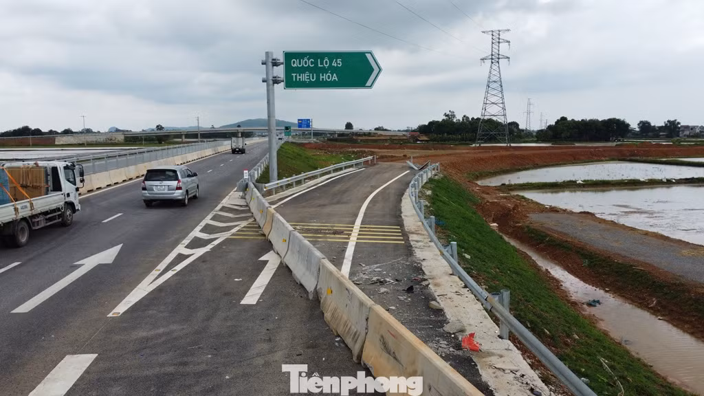 Tại nút giao Thiệu Giang có biển báo và đường dẫn ra khỏi cao tốc để đi về phía QL45, thị trấn Thiệu Hoá, nhưng khi nhiều chủ xe tiếp cận đã bị chặn bởi những phiến bê tông thế này.
