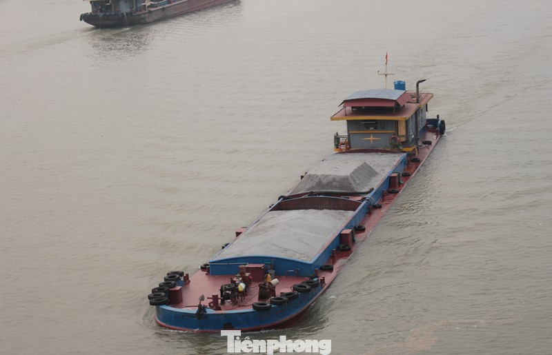 Trên sông Hồng đoạn qua Hà Nội trong hơn nửa tháng qua, phóng viên cũng ghi nhận có hàng chục tàu thuyền chở cát, sỏi quá tải lưu thông nhiều lần trên sông.