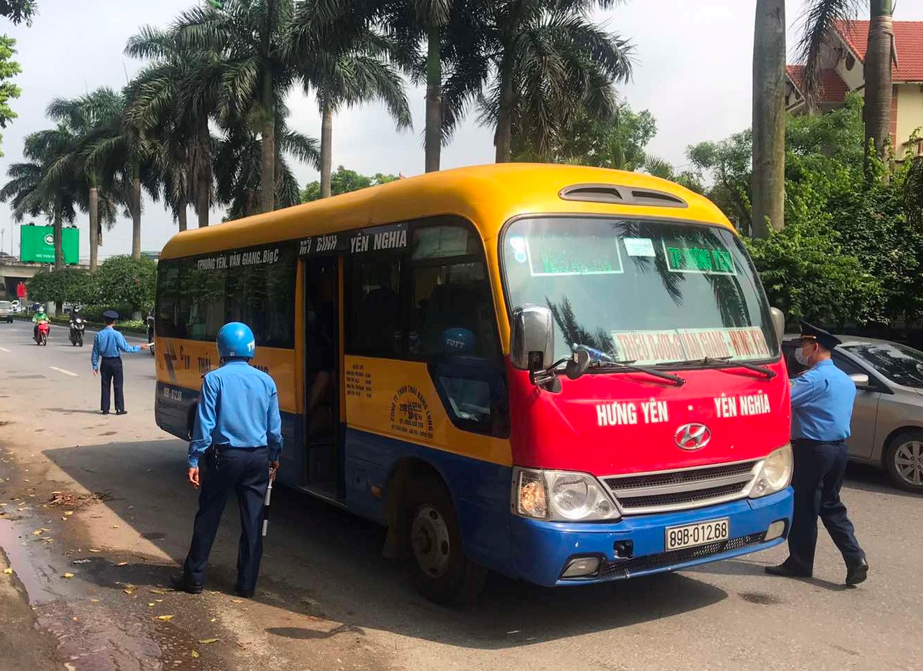 Thanh tra giao thông Hà Nội kiểm tra xe khách hoạt động trên đường. Ảnh: Anh Trọng. Thanh tra giao thông Hà Nội kiểm tra xe khách hoạt động trên đường. Ảnh: Anh Trọng.
