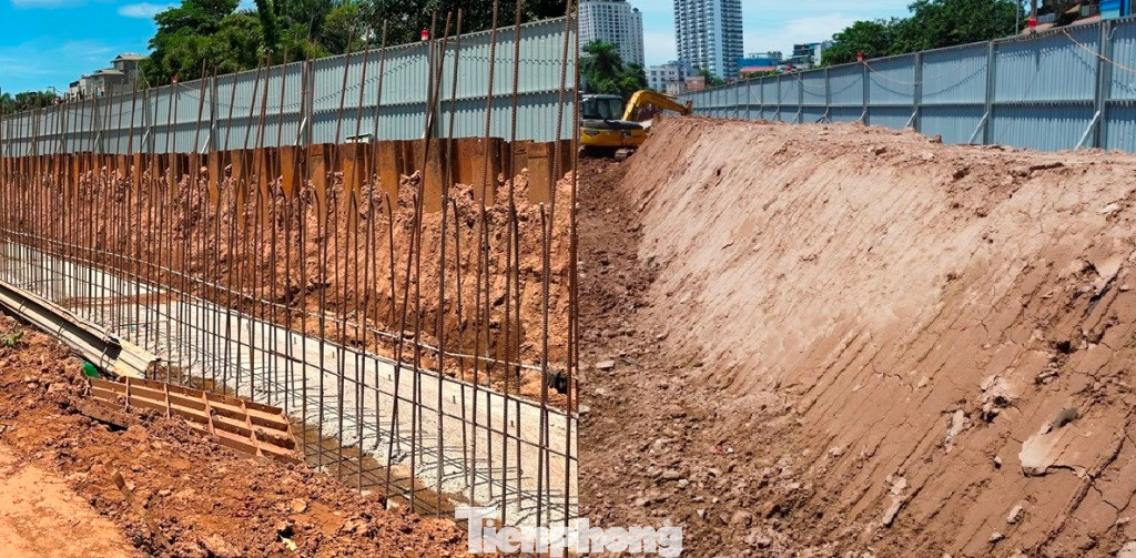 Đào móng để thi công tường chắn đê (ảnh trái) và đắp lại bờ đê cao trên 3 mét như ban đầu (ảnh phải). Đào móng để thi công tường chắn đê (ảnh trái) và đắp lại bờ đê cao trên 3 mét như ban đầu (ảnh phải).