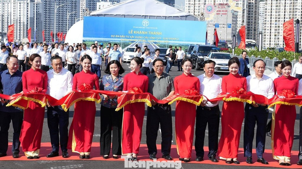 Thủ tướng Chính phủ Phạm Minh Chính, Bí Thư Thành ủy Hà Nội Đinh Tiến Dũng và đại diện các bộ ngành, thành phố Hà Nội, chủ đầu tư cắt băng thông xe cầu Vĩnh Tuy giai đoạn 2 sáng 30/8. Ảnh: Mạnh Thắng