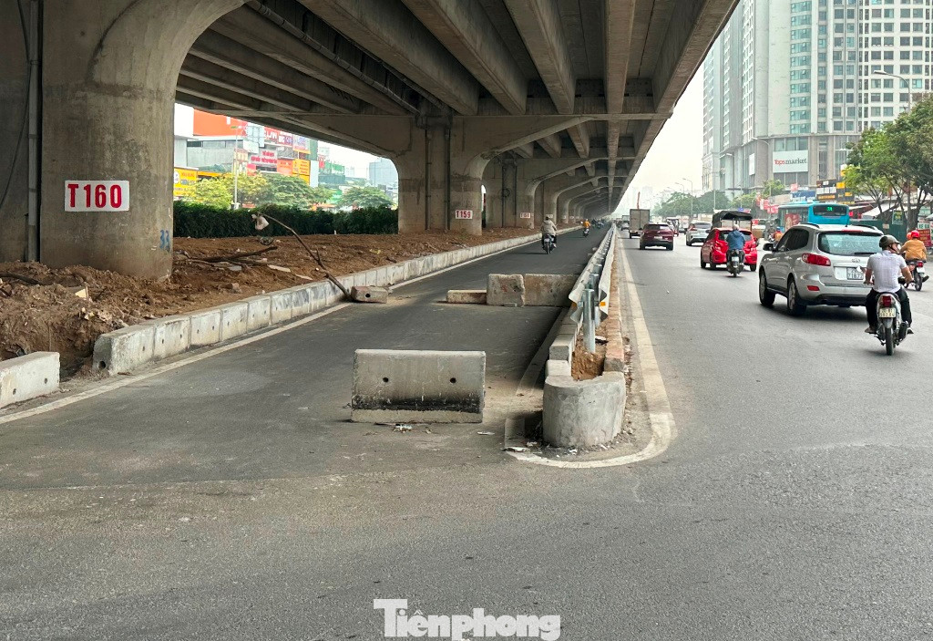 Theo ghi nhận của phóng viên, đường đã láng nhựa và đảm bảo để phương tiện lưu thông nhưng xe vẫn chưa thể chạy là do 2 đầu đường đang bị chặn ngang bởi các trụ, ụ bê tông. Theo ghi nhận của phóng viên, đường đã láng nhựa và đảm bảo để phương tiện lưu thông nhưng xe vẫn chưa thể chạy là do 2 đầu đường đang bị chặn ngang bởi các trụ, ụ bê tông.