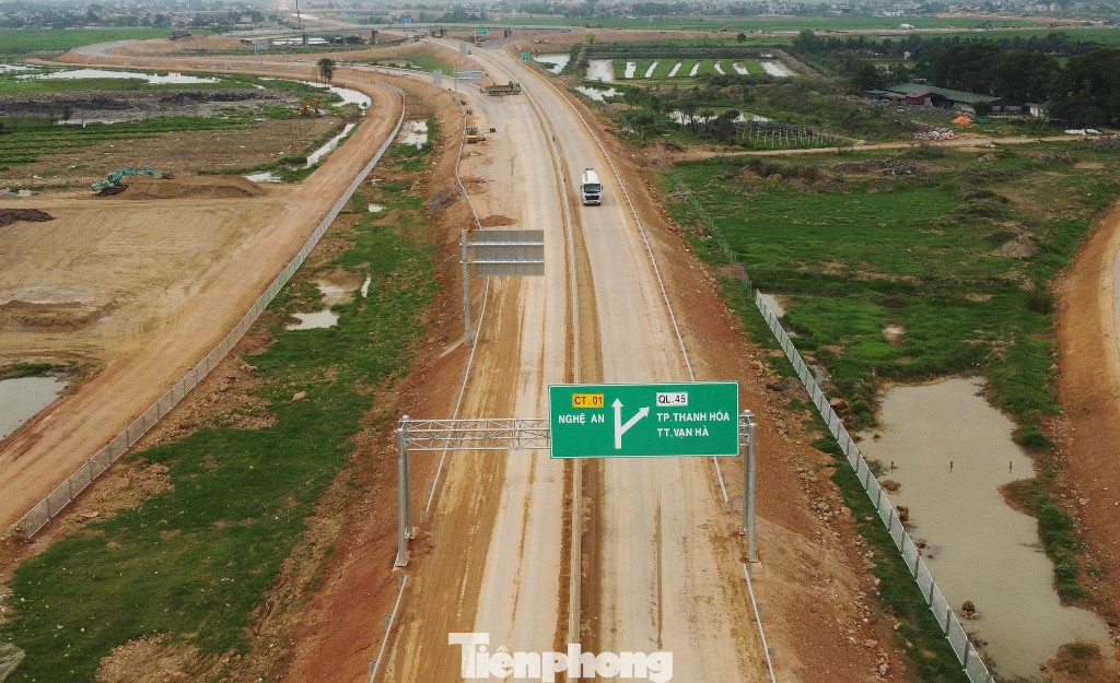 Đường chính cao tốc đi tại nút giao đã hoàn thiện biển báo, mặt đường đang chờ phương tiện phục vụ nút giao lưu thông xong sẽ thảm lớp nhựa phủ mặt cuối cùng để phục vụ xe chạy.