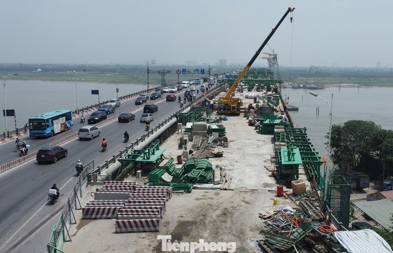 Được biết, trong 2 năm qua, một phần mặt cầu Vĩnh Tuy bị hàng rào chiếm dụng là để phục vụ thi công thêm một nguyên đơn cầu gọi là cầu Vĩnh Tuy 2 nằm sát cầu Vĩnh Tuy 1.