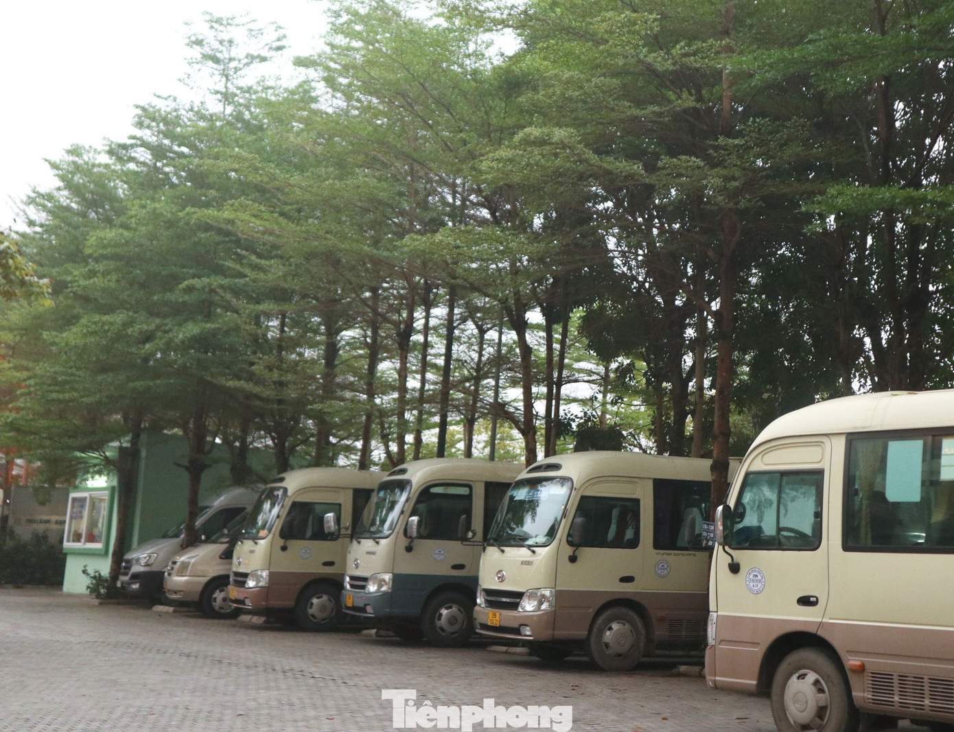 Nhiều xe khách thường xuyên để ngay trước vỉa hè cổng chính công viên Thanh Xuân. Nhiều xe khách thường xuyên để ngay trước vỉa hè cổng chính công viên Thanh Xuân.