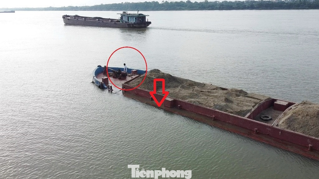 Do chở quá tải (ngập mớn nước và ngập sàn tàu) ngày 14/5 vừa qua tàu NĐ-3354 chạy trên sông Hồng (Hà Nội) đã phải dạt vào bờ cầu cứu. Do chở quá tải (ngập mớn nước và ngập sàn tàu) ngày 14/5 vừa qua tàu NĐ-3354 chạy trên sông Hồng (Hà Nội) đã phải dạt vào bờ cầu cứu.