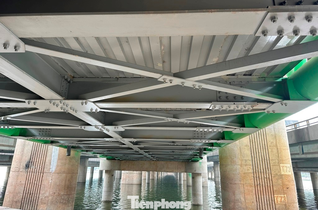 Cầu vòm thép được xây dựng hoàn toàn bằng thép, riêng mặt cầu được thảm bê tông nhựa.