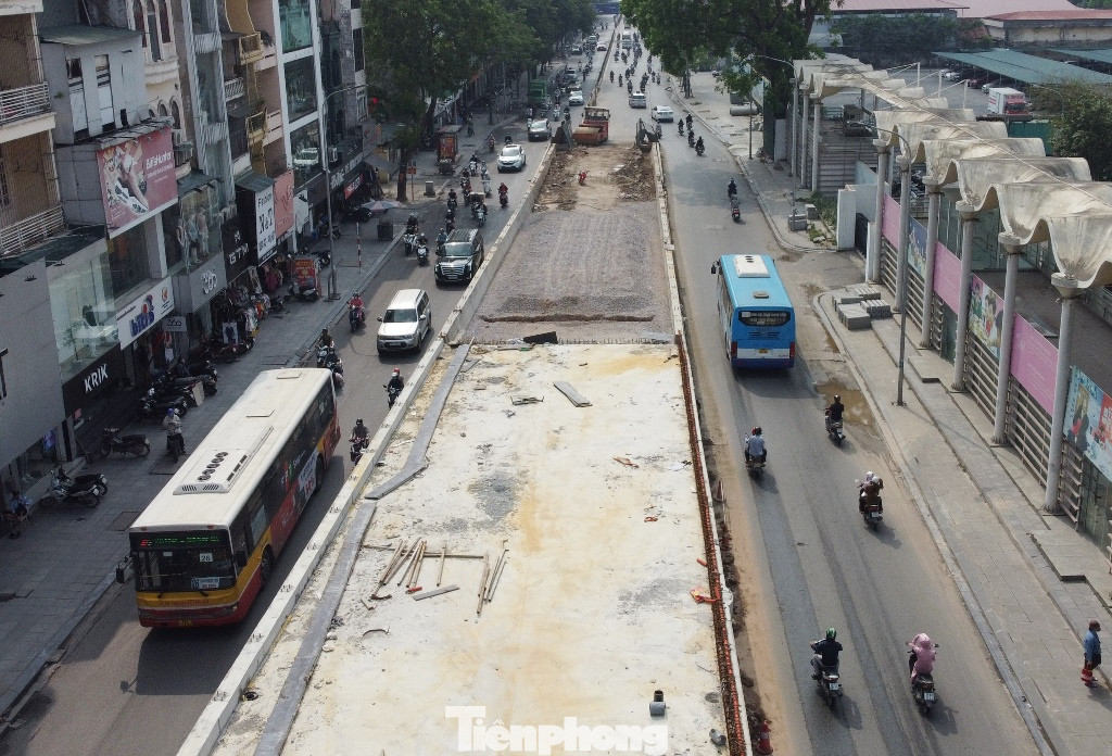 Đường dẫn phía phố Chùa Bộc đang được rải cấp phối để hoàn thiện.