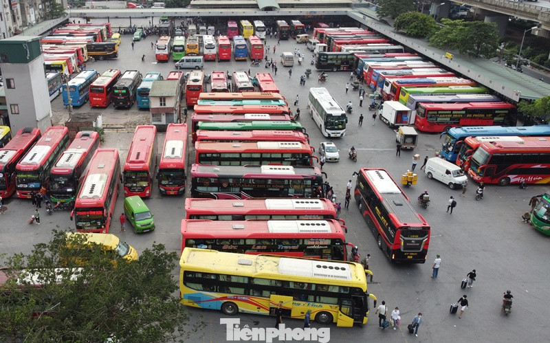 Lượng khách ra bến Nước Ngầm nhiều nhất là khách đi tuyến các tỉnh Nghệ An, Hà Tĩnh… và ngày hôm qua bến xe đã phải sử dụng một số lượt xe tăng cường được huy động trên các tuyến.