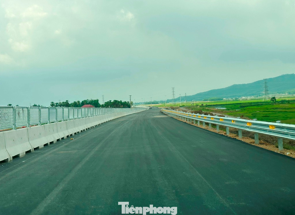 Việc dự án hoàn thành đúng tiến độ, giúp dịp Quốc khánh ngày 2/9 năm nay, từ Hà Nội về Diễn Châu (Nghệ An, dài khoảng 260km) được rút ngắn một nửa thời gian đi lại (từ 5 giờ xuống 2,5 giờ). Ảnh: Một đoạn dự án đi qua huyện Nông Cống đã hoàn thiện.