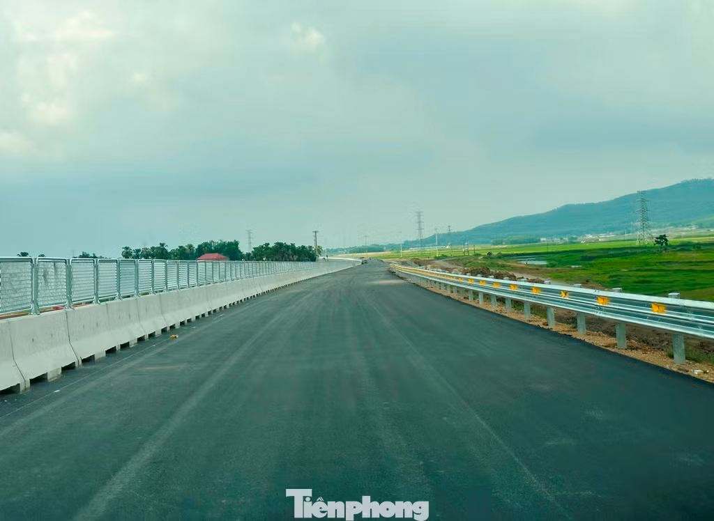 Việc dự án hoàn thành đúng tiến độ, giúp dịp Quốc khánh ngày 2/9 năm nay, từ Hà Nội về Diễn Châu (Nghệ An, dài khoảng 260km) được rút ngắn một nửa thời gian đi lại (từ 5 giờ xuống 2,5 giờ). Ảnh: Một đoạn dự án đi qua huyện Nông Cống đã hoàn thiện.