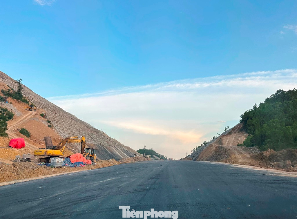 Ngoài ra tuyến đường phải đi qua nhiều đồi, núi tại cả Thanh Hóa và Nghệ An, với những quả đồi hoặc núi thấp, các nhà thầu sẽ cho nổ mìn để bạt giữa, mở đường. Ngoài ra tuyến đường phải đi qua nhiều đồi, núi tại cả Thanh Hóa và Nghệ An, với những quả đồi hoặc núi thấp, các nhà thầu sẽ cho nổ mìn để bạt giữa, mở đường.