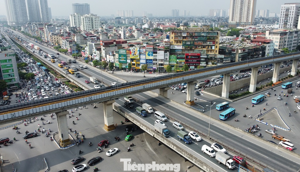 Sau tuyến đường Nguyễn Xiển, tuyến đường Nguyễn Trãi sẽ là tuyến đường thứ 2 dẫn đến nút giao Thanh Xuân bị hàng rào công trình thi công dự án xử lý nước thải Yên Xá chiếm dụng. Sau tuyến đường Nguyễn Xiển, tuyến đường Nguyễn Trãi sẽ là tuyến đường thứ 2 dẫn đến nút giao Thanh Xuân bị hàng rào công trình thi công dự án xử lý nước thải Yên Xá chiếm dụng.