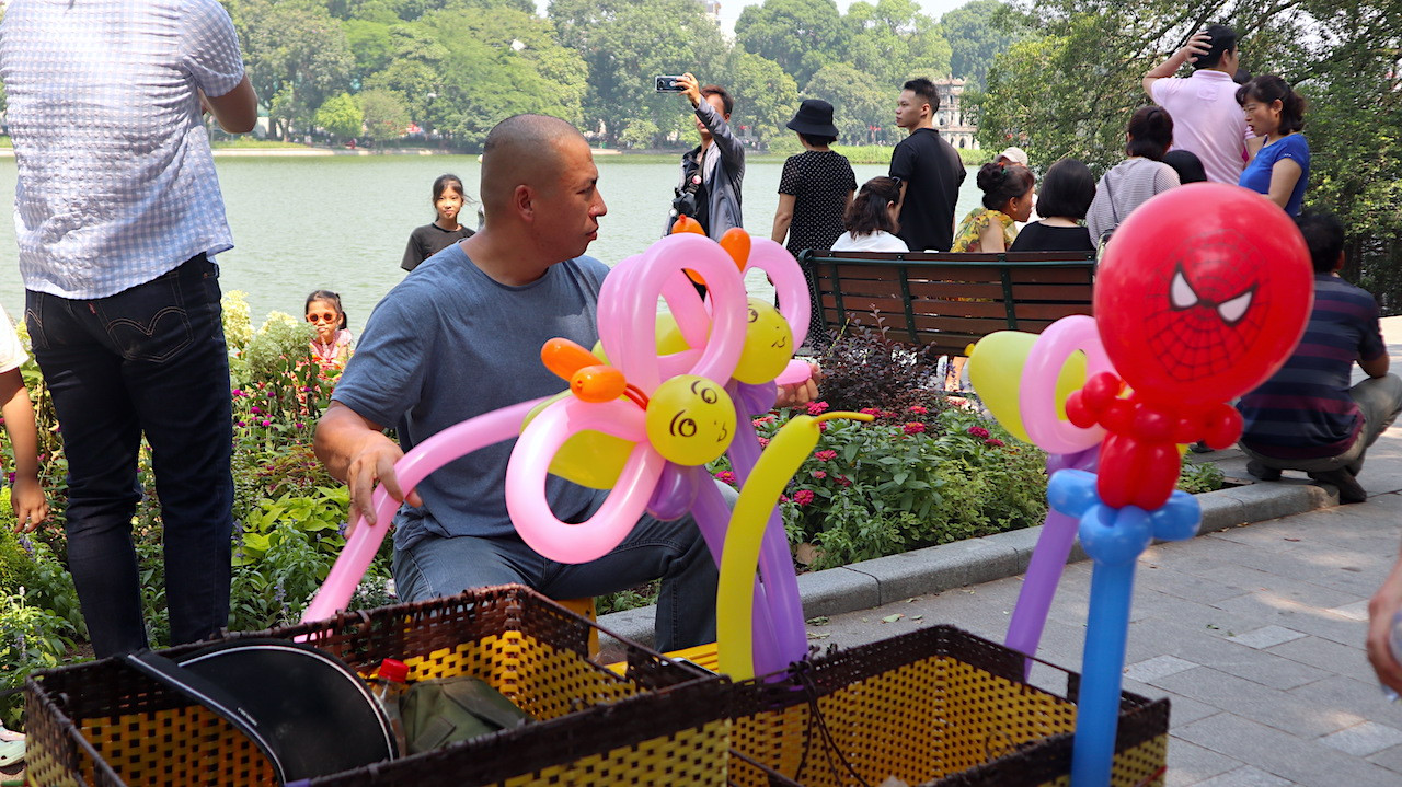 Ở quê cũng ít việc nên hơn 10 năm nay ông Thuật lên thành phố mưu sinh. Để kiếm thêm thu nhập, ông vẫn làm việc trong ngày nghỉ lễ Quốc tế lao động.