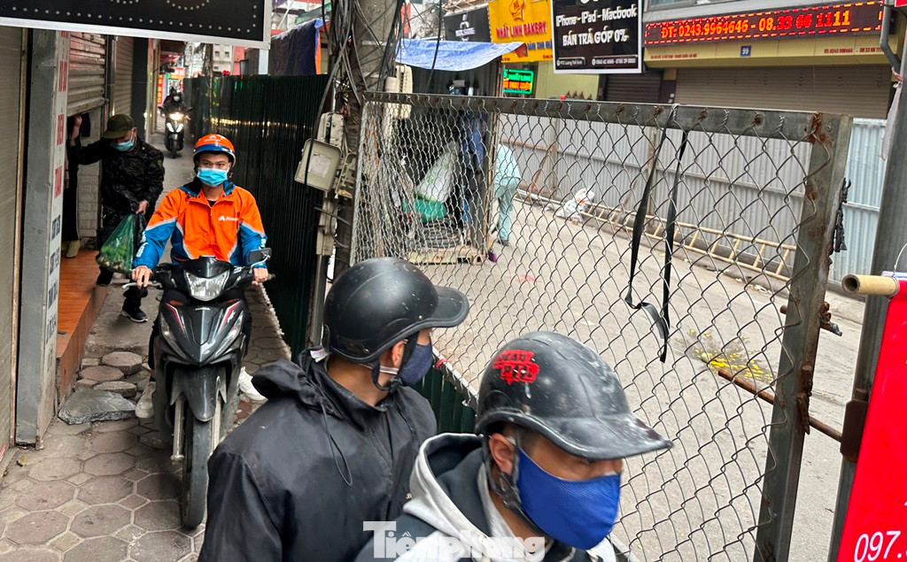 Hàng rào dựng trên phạm vi rộng, chiếm đường lớn, nhưng nhiều đoạn bên trong đang bỏ không nhiều ngày.