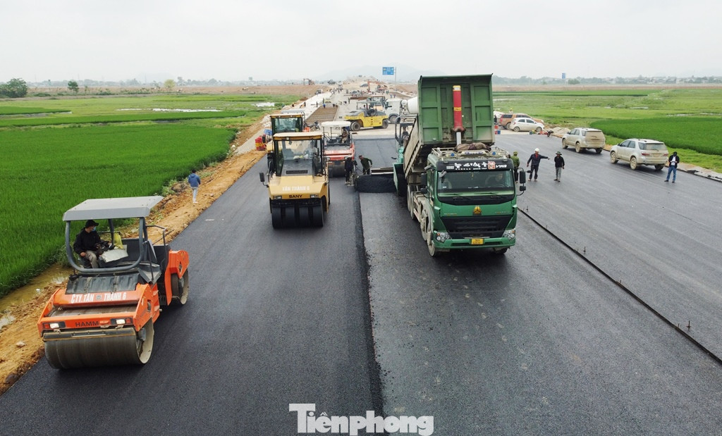 Với việc thi công hệ thống đường dẫn, đường kết nối theo hình hoa thị các nhà thầu đã đào đắp nền đường, lu lèn xong, công việc các đơn vị thi công đang tranh thủ làm ngày đêm hiện nay là thảm nhựa mặt đường, sơn kẻ, dựng biển báo giao thông.