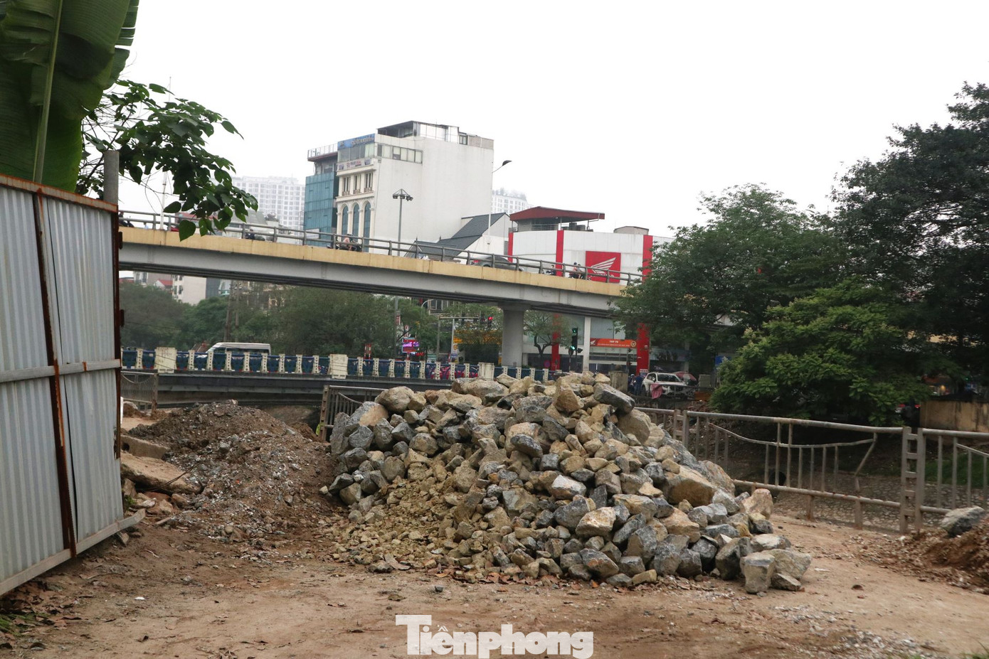 Nhằm phục vụ thi công dự án đi qua khu vực, 20 điểm trên tuyến đường đi bộ ven sông Tô Lịch đã được rào chắn.