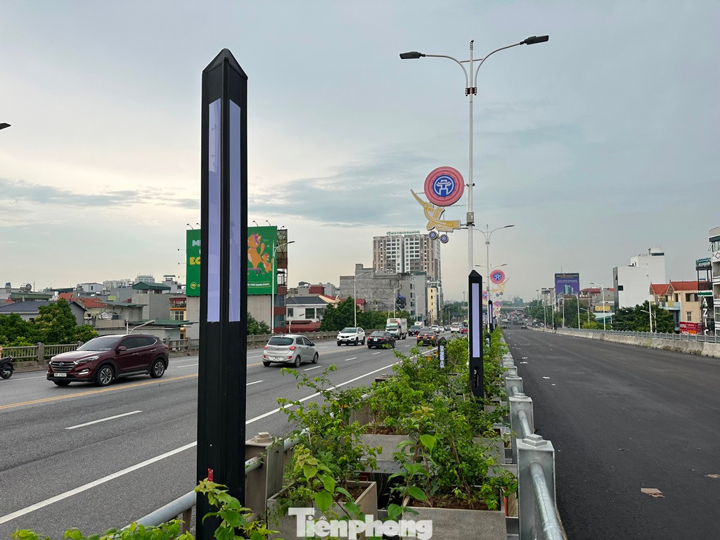 Hệ thống chiếu sáng này là đèn Led hình hộp, vuông 4 góc, cao từ 0,5 đến trên 2 mét.